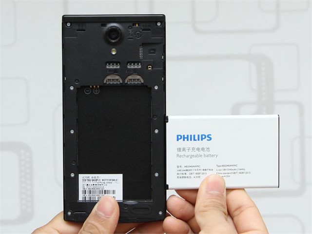 Hai SIM của máy được thiết kế ngay phía trên viên pin Hai SIM của máy được thiết kế ngay phía trên viên pin