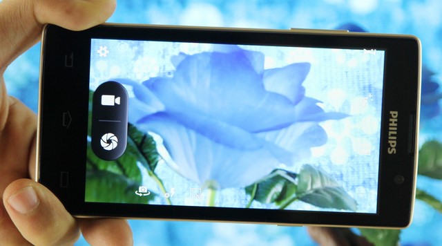 Cùng với sự hỗ trợ ánh sáng từ đèn Flash kế bên, máy đã cho ra đời những bức ảnh rất chân thực và sinh động Cùng với sự hỗ trợ ánh sáng từ đèn Flash kế bên, máy đã cho ra đời những bức ảnh rất chân thực và sinh động