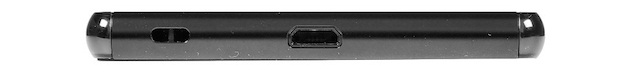 Cổng microUSB được đưa xuống cạnh dưới, kế bên có cổng để luồn dây đeo Cổng microUSB được đưa xuống cạnh dưới, kế bên có cổng để luồn dây đeo