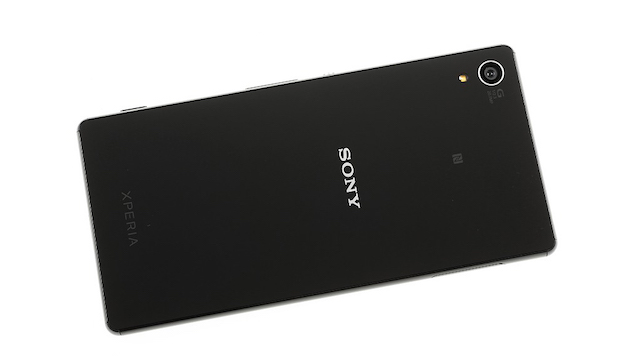 Mặt sau là Logo hãng và camera kèm đèn flash Mặt sau là Logo hãng và camera kèm đèn flash