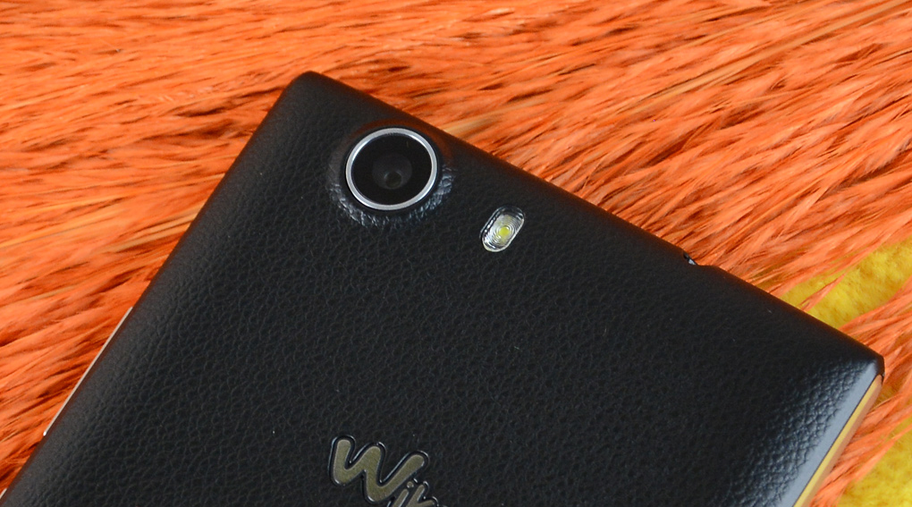 Camera sau được thiết kế hơi lồi và nằm ở sát cạnh trên của máy