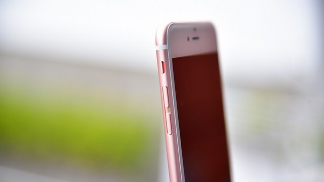 Màu hồng vàng không quá đậm, tạo vẻ đẹp mới lạ cho dòng iPhone mới Màu hồng vàng không quá đậm, tạo vẻ đẹp mới lạ cho dòng iPhone mới