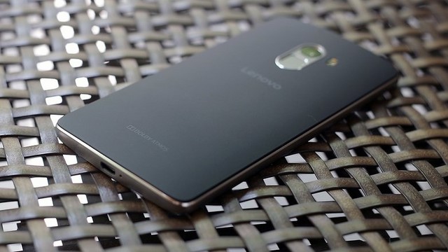 Nắp lưng máy có thể tháo rời, mặt lưng chống bám vân tay tốt Nắp lưng máy có thể tháo rời, mặt lưng chống bám vân tay tốt