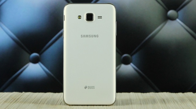 Mặt lưng của máy có camera sau và logo Samsung Mặt lưng của máy có camera sau và logo Samsung