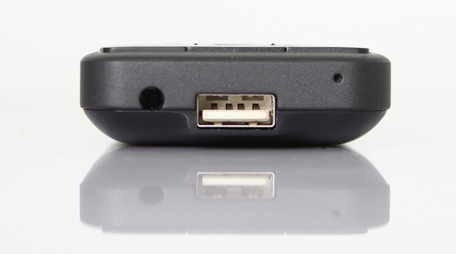 Cạnh dưới có cổng USB cho kết nối với thiết bị khác Cạnh dưới có cổng USB cho kết nối với thiết bị khác