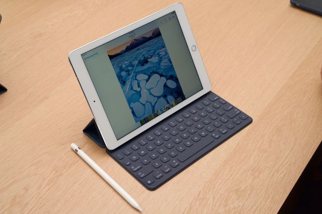 iPad Pro 9.7 inch vẫn có các món phụ kiện đi kèm tiện ích cho người dùng như Apple Pencil iPad Pro 9.7 inch vẫn có các món phụ kiện đi kèm tiện ích cho người dùng như Apple Pencil