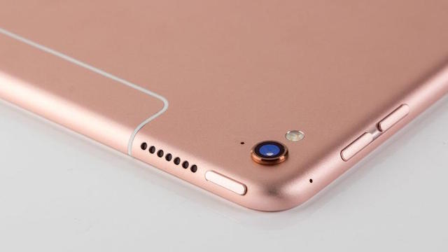 Ngoài ra, khi ra mắt, iPad Pro có thêm màu rose gold nữ tính và sang trọng hơn.