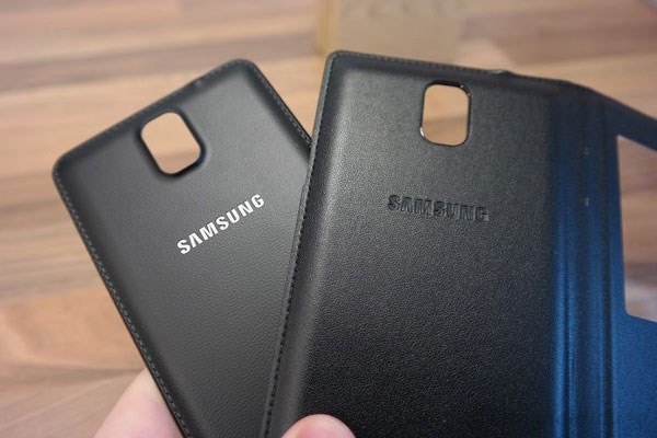 Chất liệu giả da giống với nắp lưng Note 3