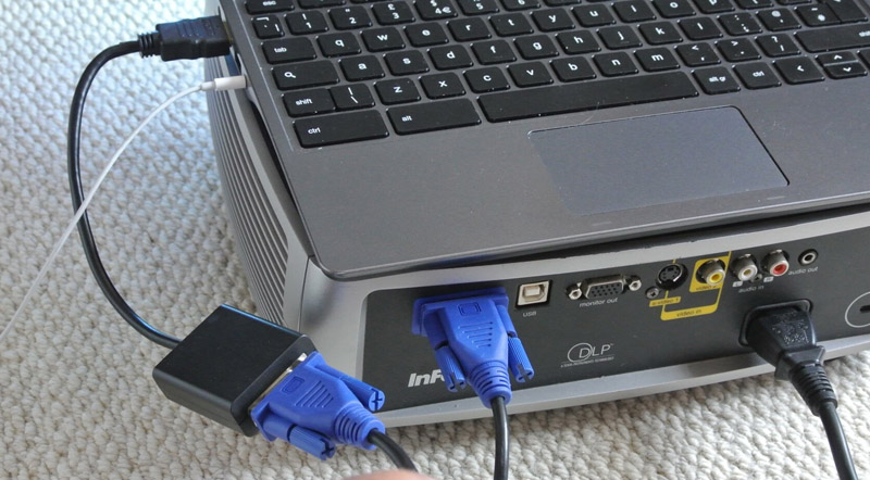Cắm dây kết nối với cổng VGA giữa máy chiếu và laptop